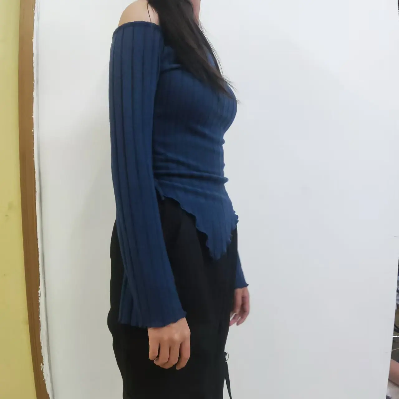 Damen Einfarbiges Schulterfreies Langarm-Shirt mit Asymmetrischem Schnitt, Elegantes Casual Street-Style Top mit Trompetenärmeln – Detail 14