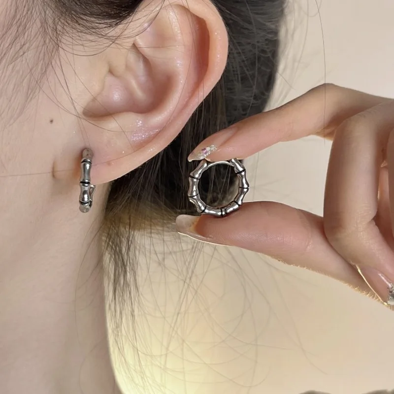 1 Paar mehrfarbige, nicht verblassende kleine runde Creolen für Damen und Herren aus Edelstahl im Gothic-Retro-Stil, Ohrringe, Ohrschmuck – Detail 1