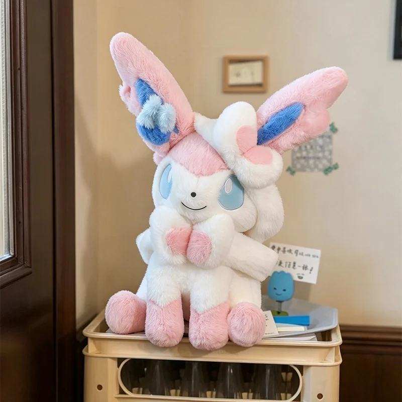 Sylveon Plüschtier in sitzender Pose, kuschelig weich, flauschig, Anime-Puppe im japanischen Stil, Dekokissen für Sofa, Bett, Heimdekoration, Geschenke – Detail 6