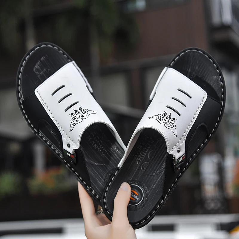 Slippers for men to wear in summer, trendy, personalized, and fashionable. Men's beach sandals in Korean version. One word anti