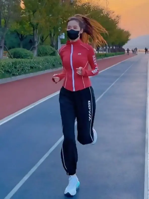 

Модный повседневный спортивный комплект, женская уличная одежда для бега, спортивные штаны Qui Dry Jaet, одинаковый комплект, лето 2025