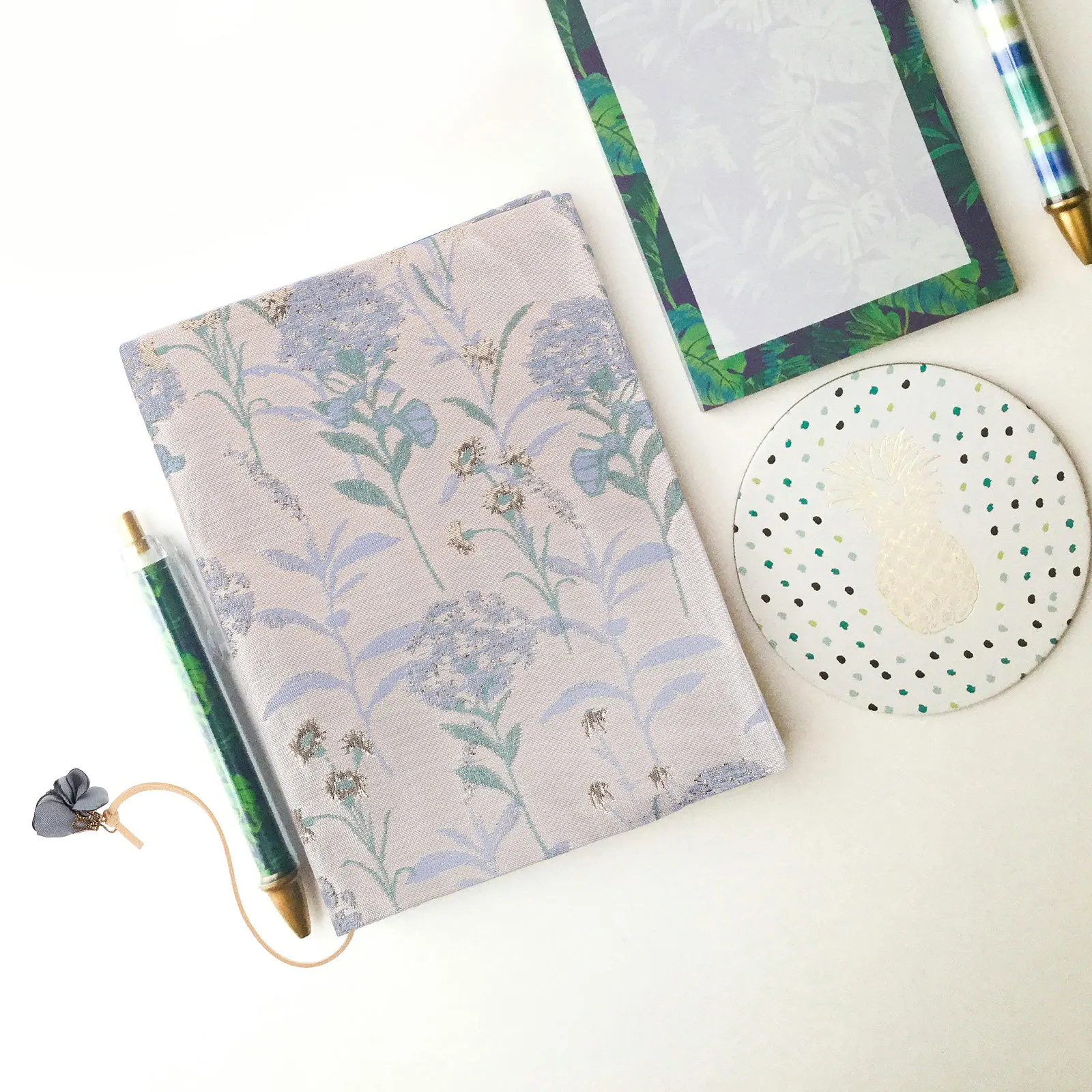 

Cloth Fabric Book Cover Reusable Waterproof Anti-Scratch Decorative Sleeve For Hardcover Textbooks Students School