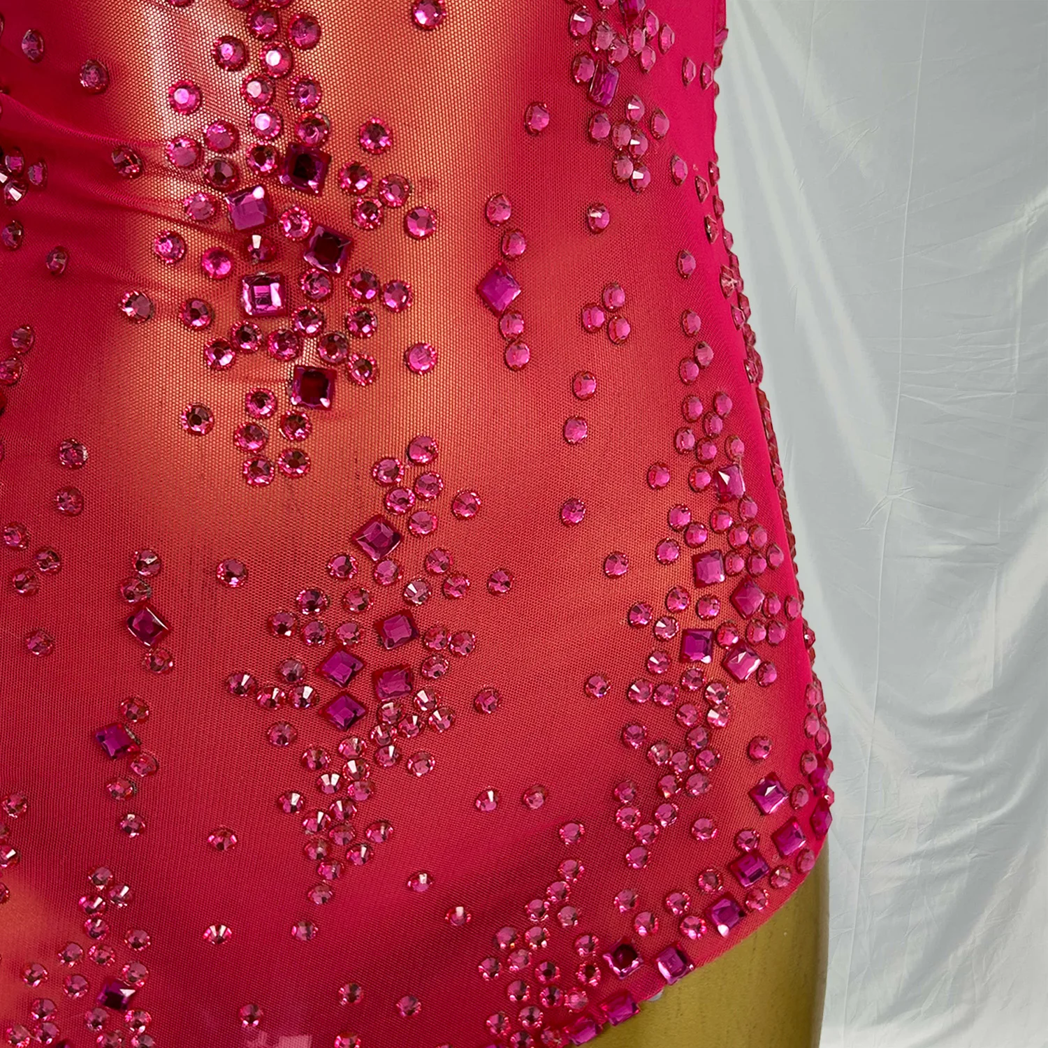 Xinghe セクシーなイブニング祝う結婚式誕生日ドレスラインストーンハイスプリット非対称ドレス女性のための写真撮影の衣装