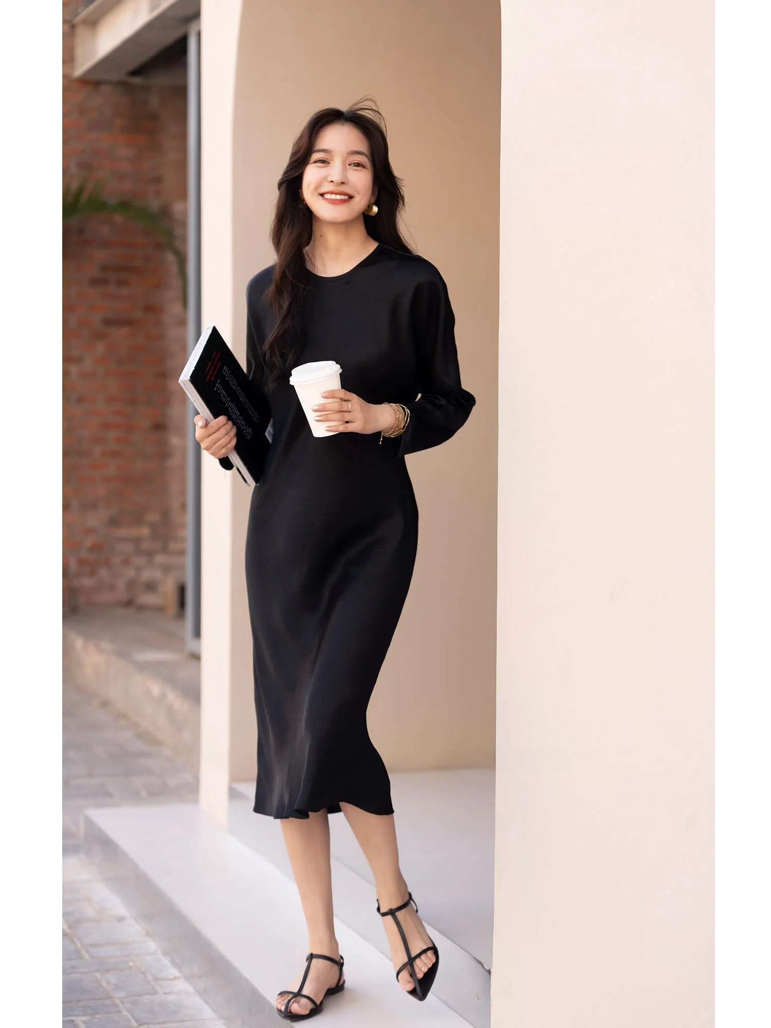 

Элегантное черное платье из ацетатного сатина с асимметричным вырезом и рукавами средней длины для женщин 40-х лет, повседневное, лето 2024