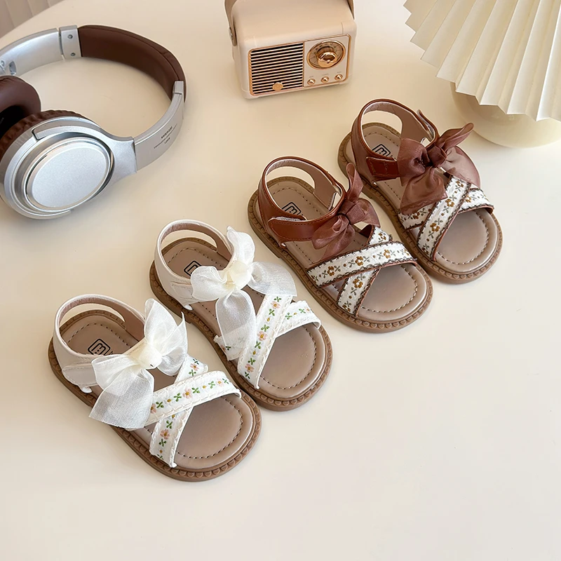 

Сандалии для девочек, новинка лета 2024, детская пляжная обувь с открытым носком и сетчатым бантом, дышащая модная детская обувь на плоской подошве, размер 21–30 лет