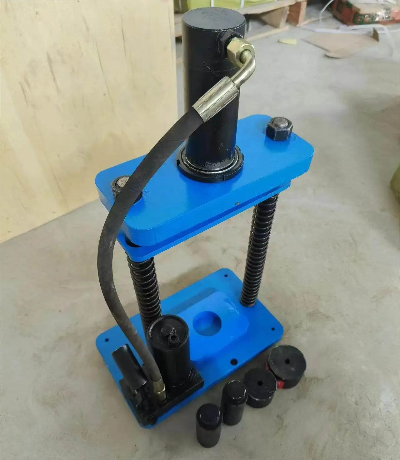 Cross shaft disassembly tool New universal joint ball head remover Rotary tiller Cross bearing Hydraulic disassembly shelf