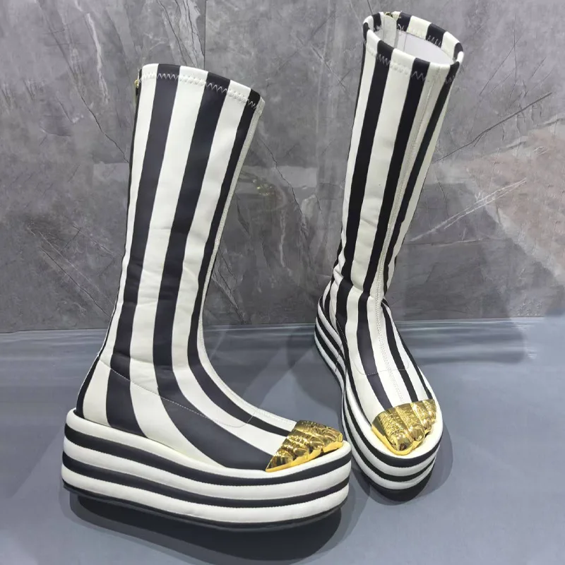 أحذية نسائية إبداعية بخمسة أصابع مخططة للسيدات من جلد الغنم ونعل سميك وسحاب مقاوم للماء وخياطة بتصميم مرن