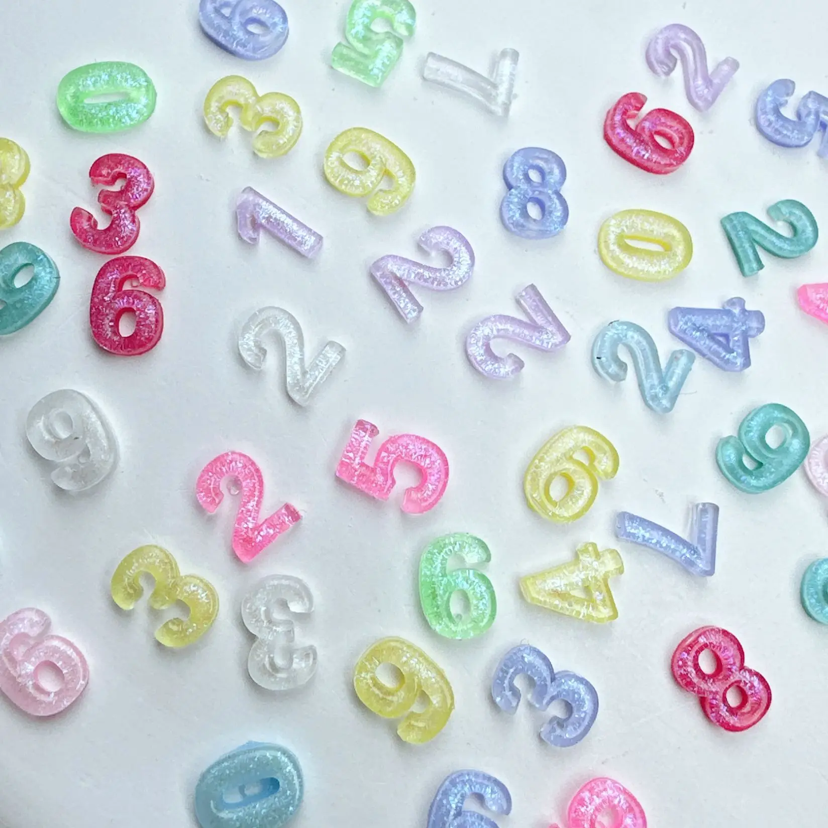200 Stück Leuchtende Zahlen-Nagelcharms - Cartoon-Mix DIY Nagelkunst, Leuchtende Aufklebenägel für Spaßige Maniküren