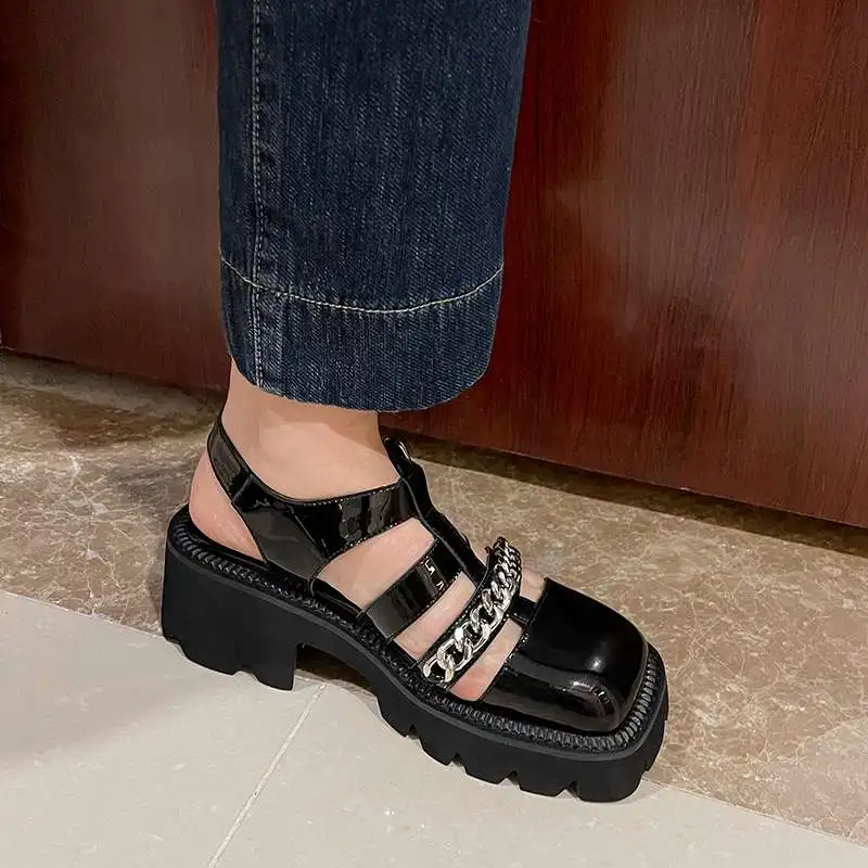 Krazing Pot Superstar Koe Lederen Vierkante Neus Zomer Schoenen Plat Met Holle Ademende Platform Metalen Kettingen Sandalen Voor Dames