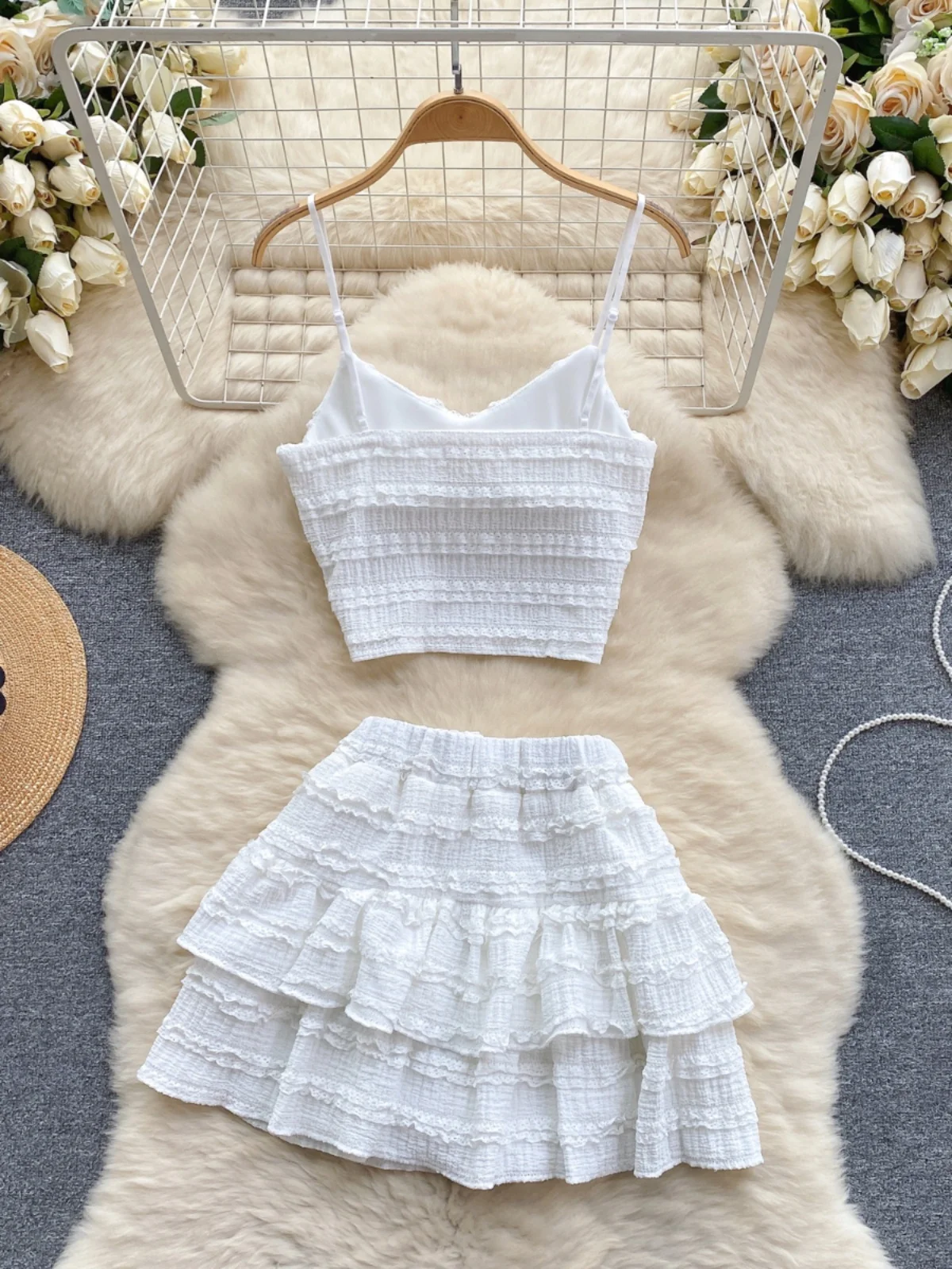 Conjunto de duas peças estilo coreano com alças de renda doce, saia curta sexy com bainha curta, anti-idade, para férias, par...