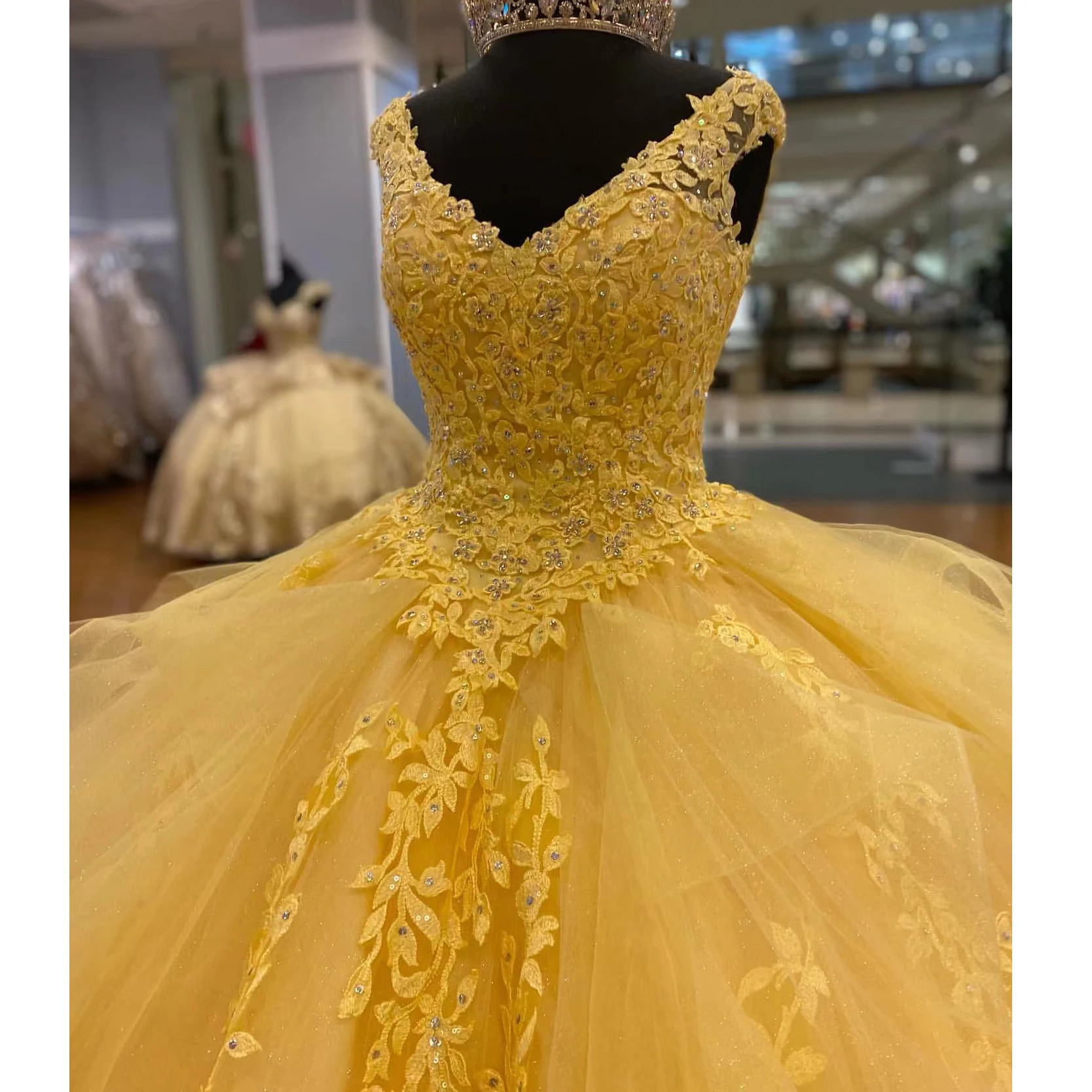 สีเหลือง Quinceanera ชุด Beading Sequined Appliques โบว์ Tulle ชุดเจ้าสาวเจ้าหญิงกระโปรง Prom Party เสื้อคลุม De Soirée