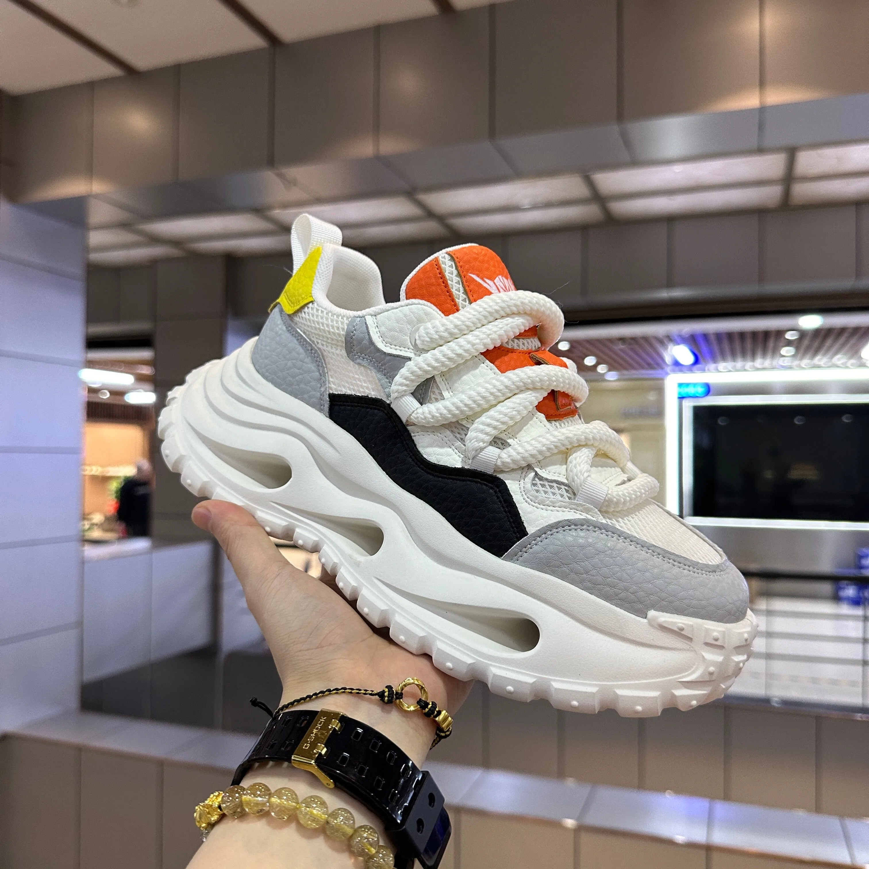 Herren-Sneaker mit dicker Sohle und perforiertem Design, mit dicken Seilschnürsen, Obermaterial aus Mesh-Gewebe und genarbter Textur für Atmungsaktivität und Komfort, dicke Sohle zur Erhöhung der Körpergröße, rutschfestes und verschleißfestes Design mit grobem Zahnmustermuster, trendiger Street-Style, geeignet für verschiedene Alltagstouren, Einkäufe und andere Anlässe. – Detail 3
