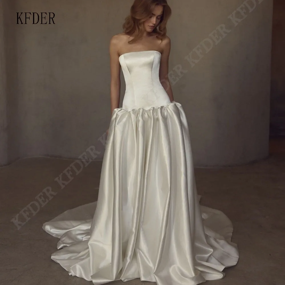 

Customized Satin Strapless Wedding Dress Ruched Bodice Pleated Skirt Elegant Bridal Gown Formal Wedding Dress for Bridal Events