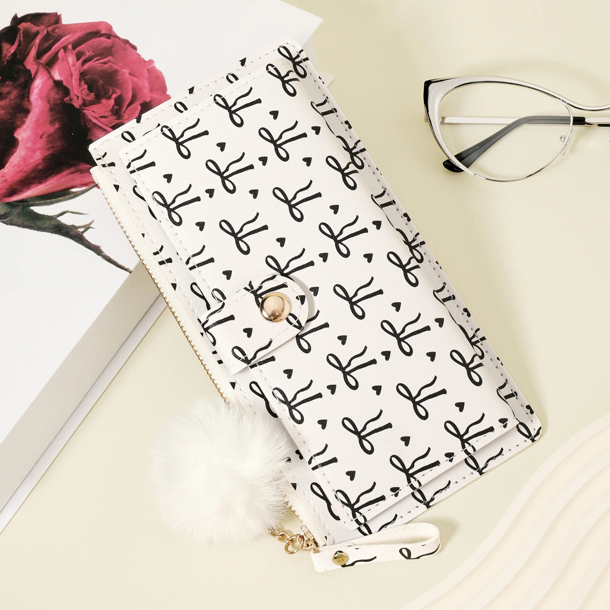 حقيبة يد طويلة - محفظة عملات معدنية أنيقة مع سحر بوم بوم تتميز بفتحات متعددة للبطاقات ومقصورات للهاتف وأنيقة #4