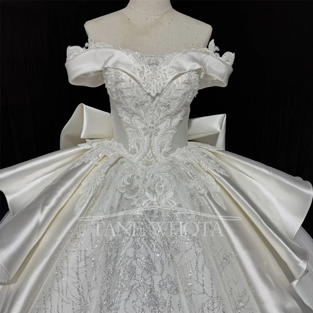 Robe de mariée civile, épaules dénudées, paillettes, perles, dos à lacets, broderie personnalisée, détail de nœud