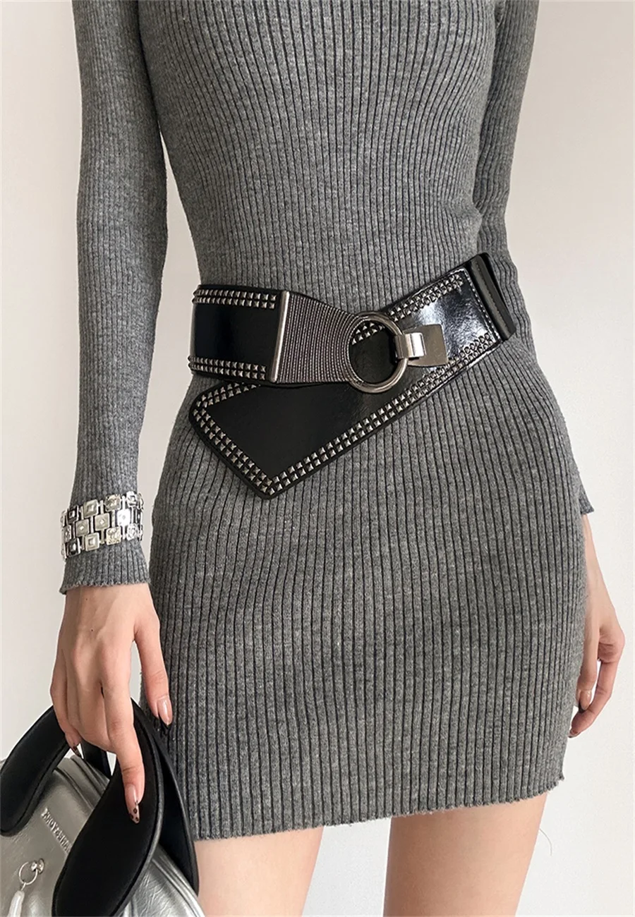Cinturón elástico ancho con remaches estilo punk, cinturón de piel sintética negra y tela elástica con borde con tachuelas plateadas, diseño de hebilla asimétrica, estilo europeo y americano de alta gama para vestidos y conjuntos.