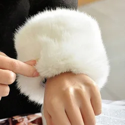 1 paar Winter Warme Frauen Faux Pelz Elastische Handgelenk Slap Auf Manschetten Arm Wärmer Plüsch Mode Mantel Dekor Winddicht Manschette hülse Armband