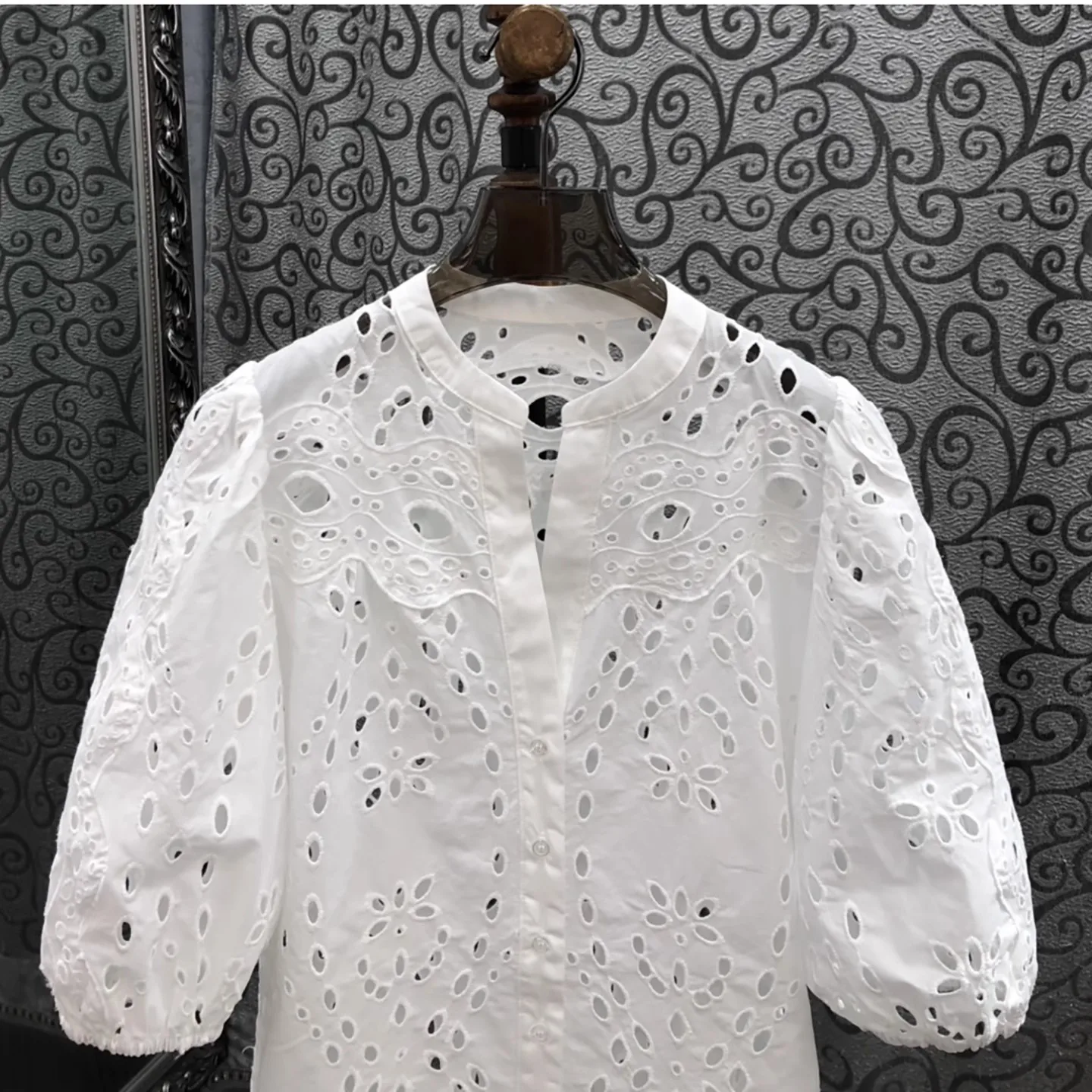 100% camisas de algodão 2025 outono moda estilo feminino oco para fora padrões bordados 3/4 manga elegante camisas brancas blusas femininas