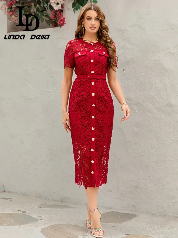 

Летнее женское платье LD LINDA DELLA 2025 с круглым вырезом, коротким рукавом, водорастворимыми цветами и металлической пряжкой на талии, подчеркивающее фигуру