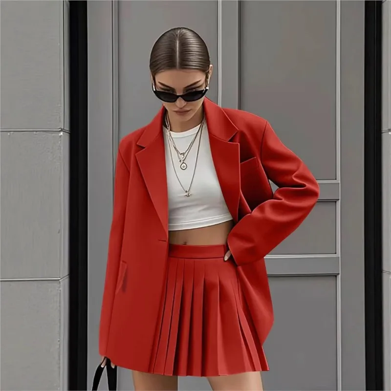 سترة بدلة بأكمام طويلة وياقة على شكل طية صدر السترة + تنورة قصيرة مطوية بلون سادة لبدلة التنقل النسائية غير الرسمية للربيع والخريف