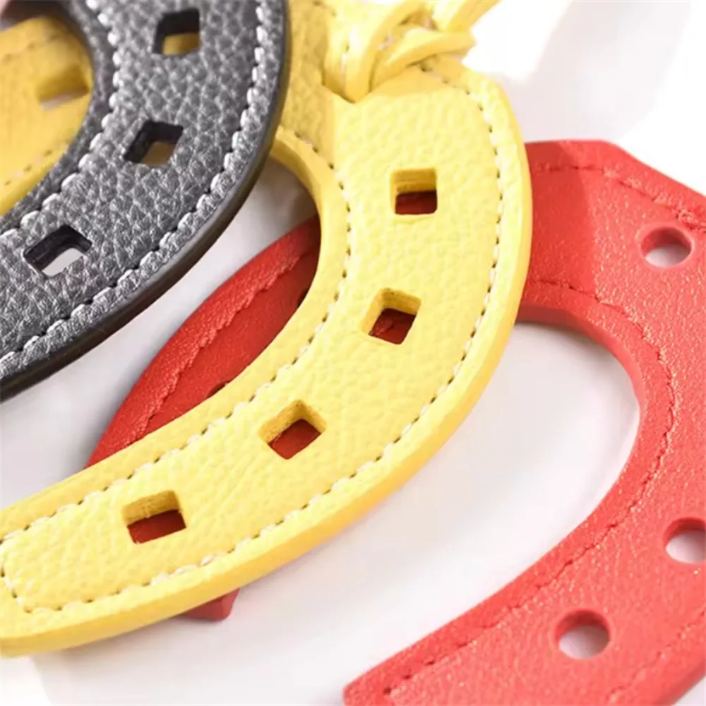 سلسلة مفاتيح على شكل حدوة حصان من الجلد الصناعي للنساء والفتيات ، حامل حقيبة يد ، حقيبة ساحرة ، ملحقات محفظة ، 10 ألوان