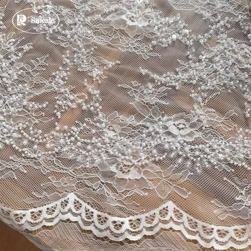 Perlen, Glitzer-Pailletten, Spitzenstoff. Luxuriöses Abendkleid aus französischer Spitze. Hochwertige Maßanfertigung für 3D-Hochzeitsstoffe. – Detail 6