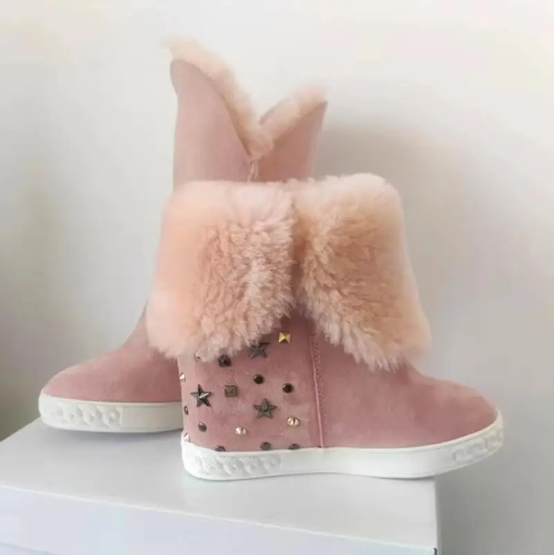 

Розовые, черные замшевые зимние сапоги со звездами и заклепками, средние сапоги 8 см, зимние плюшевые зимние сапоги на увеличенном каблуке с внутренней стороны, женская обувь