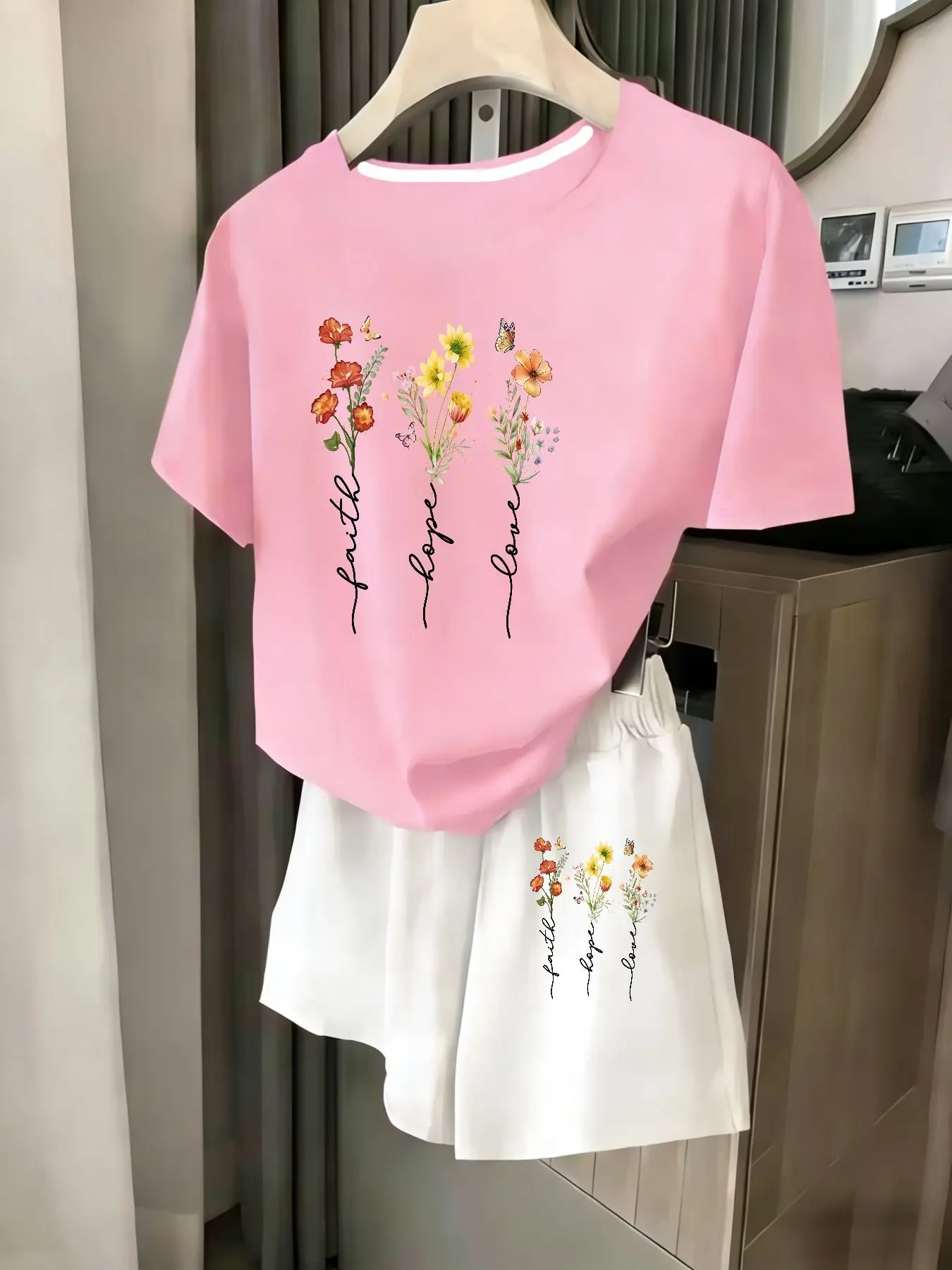 

Ladies 2-Piece Set Summer Beach Vacation Casual round Neck Short Sleeve Random Print T-Shirt Elastic Waist Shorts Suit Comfortab