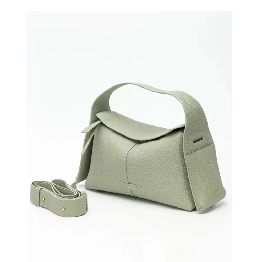 Mountain Down koos männist rippuvate kõrvadega seeria räästakujulised väikesed mitmekülgsed pendelrännakud kaldus risti õlaga käeshoitavad naistele_voghion.com