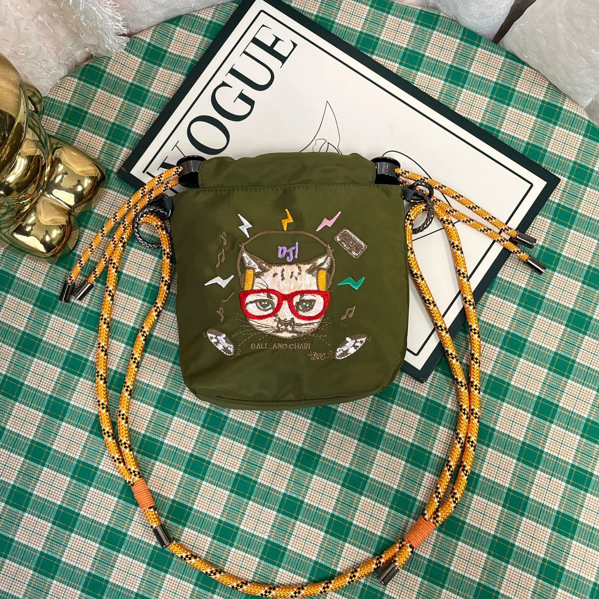 New embroidered mobile phone bag, simple key change bag, stylish and portable shoulder bag.