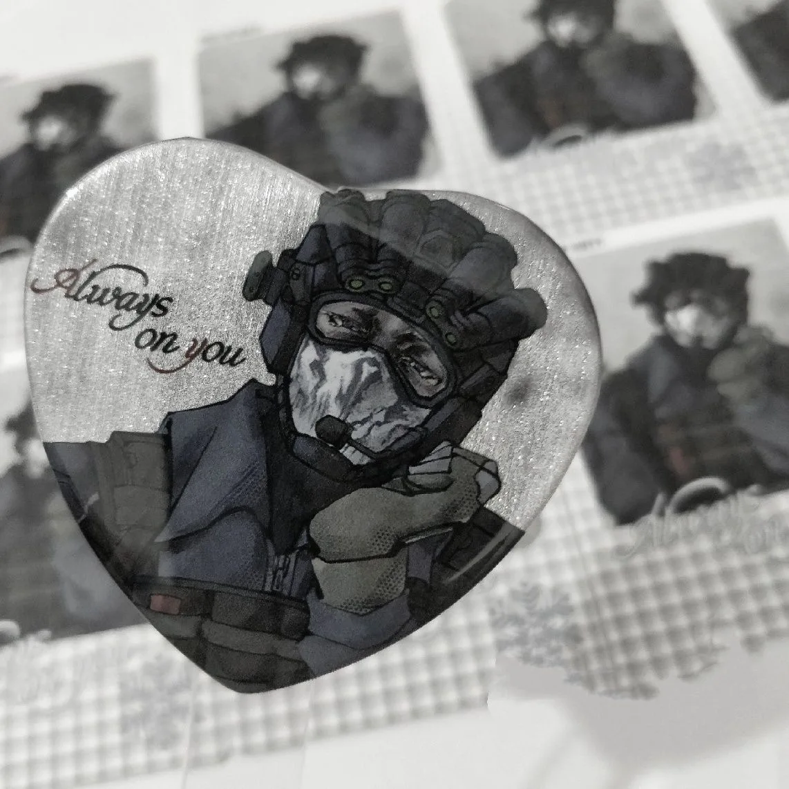 コール・オブ・デューティのキーガンがコスプレ用のハート型バーバッジ、ブリキ製バックパック、アニメ風吊り下げ飾りを作った