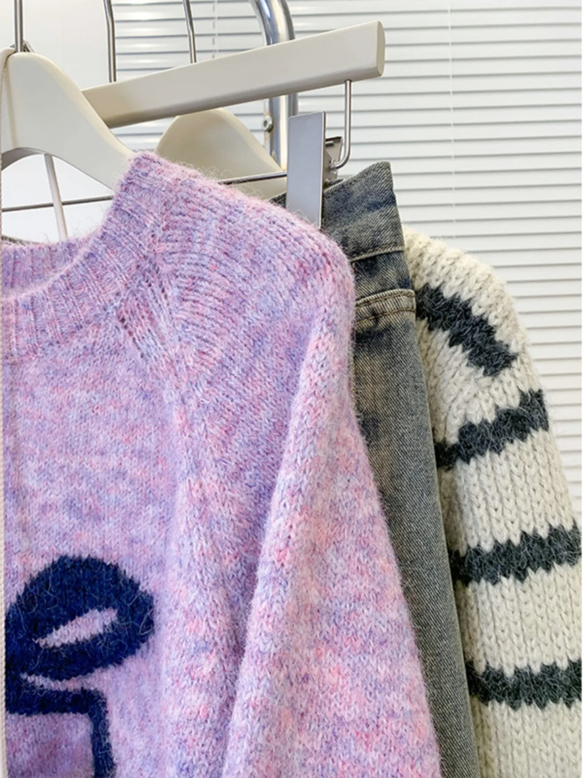 เสื้อไหมพรมถักทรงกลมแบบผูกโบว์ แฟชั่นสำหรับผู้หญิง ฤดูใบไม้ร่วง ฤดูหนาว รุ่นใหม่ ทรงเข้ารูป ใส่ได้หลากหลาย เป็นเสื้อตัวใน ทันสมัย