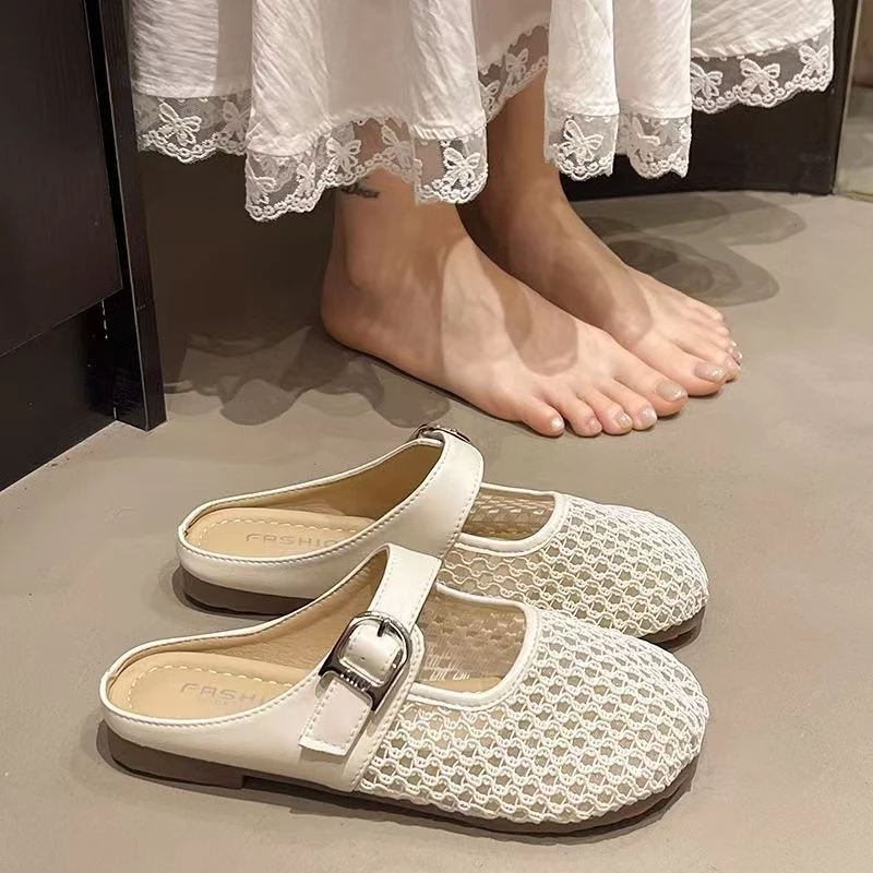 

Новые летние женские тапочки Baotou на плоской подошве, мягкая подошва, нескользящие сетчатые уличные полутапочки с круглым носком, современные сандалии