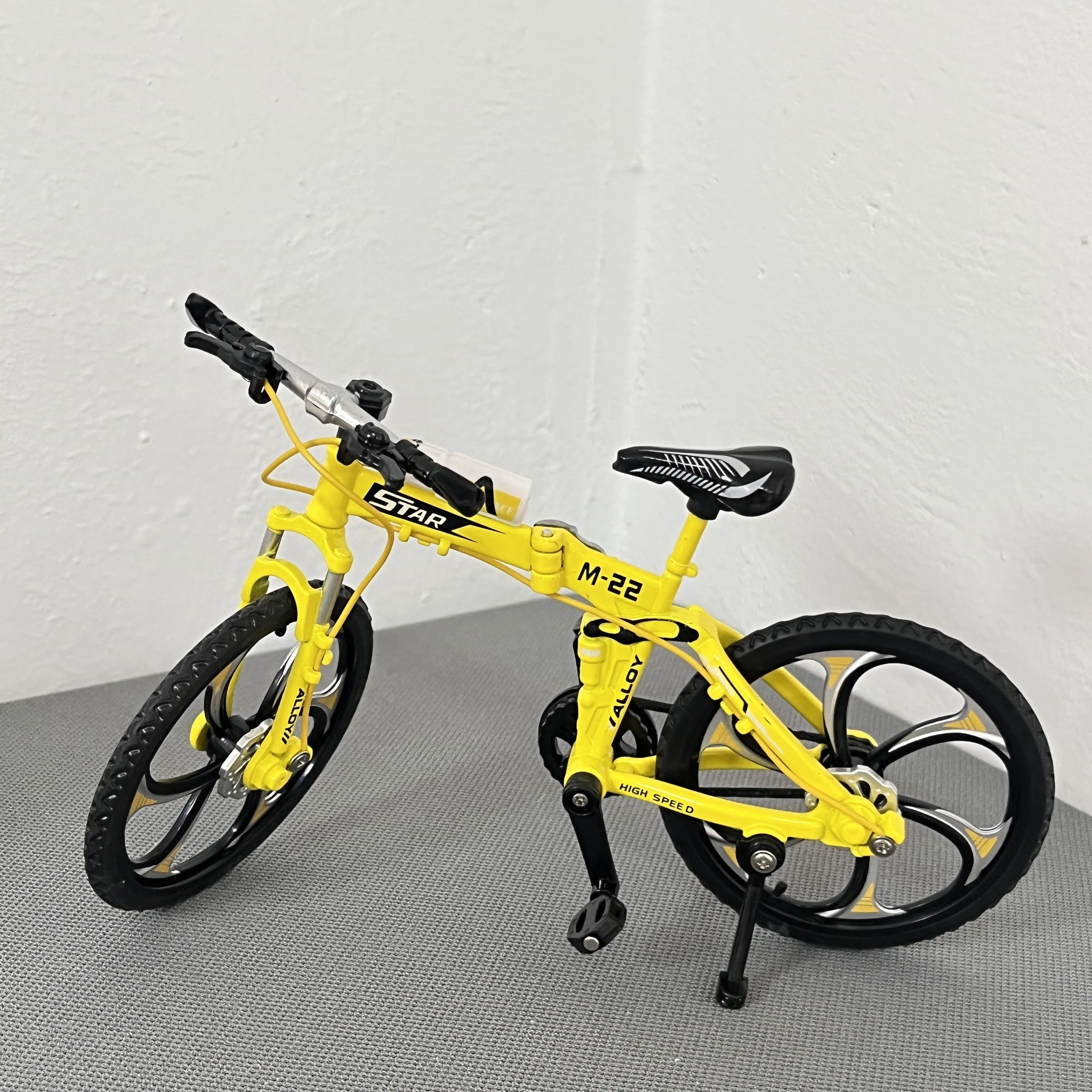 1:8 Mini Model roweru ze stopu Składana odlewana dekoracja Metalowy żółty palec Bmx Górski mini rower Symulacja Kolekcja zabawek