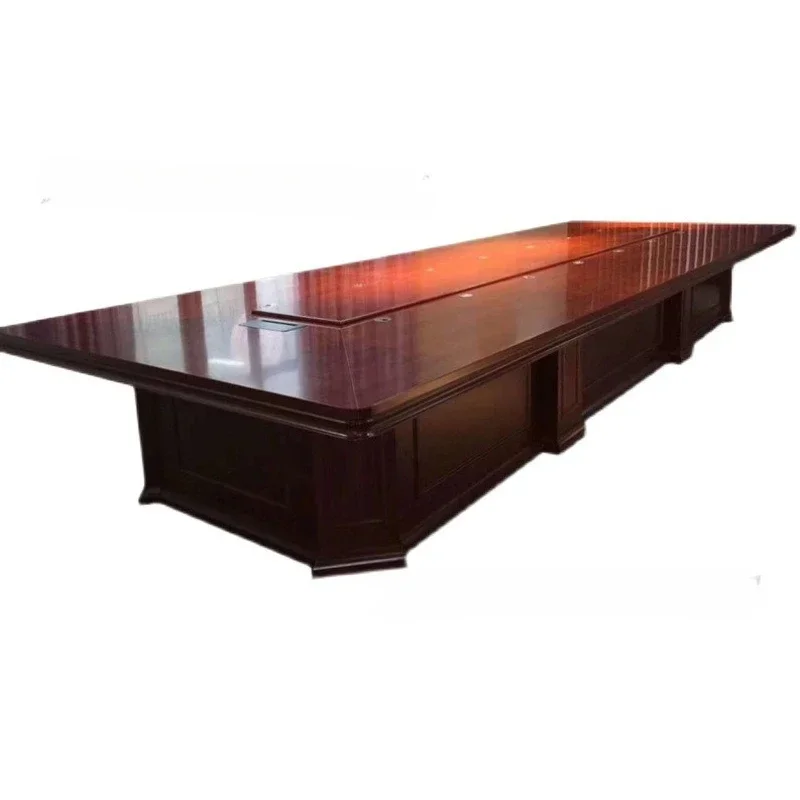 

Большой окрашенный шпон, конференц-зал для бизнес-тренировок, большой стол для переговоров, прием