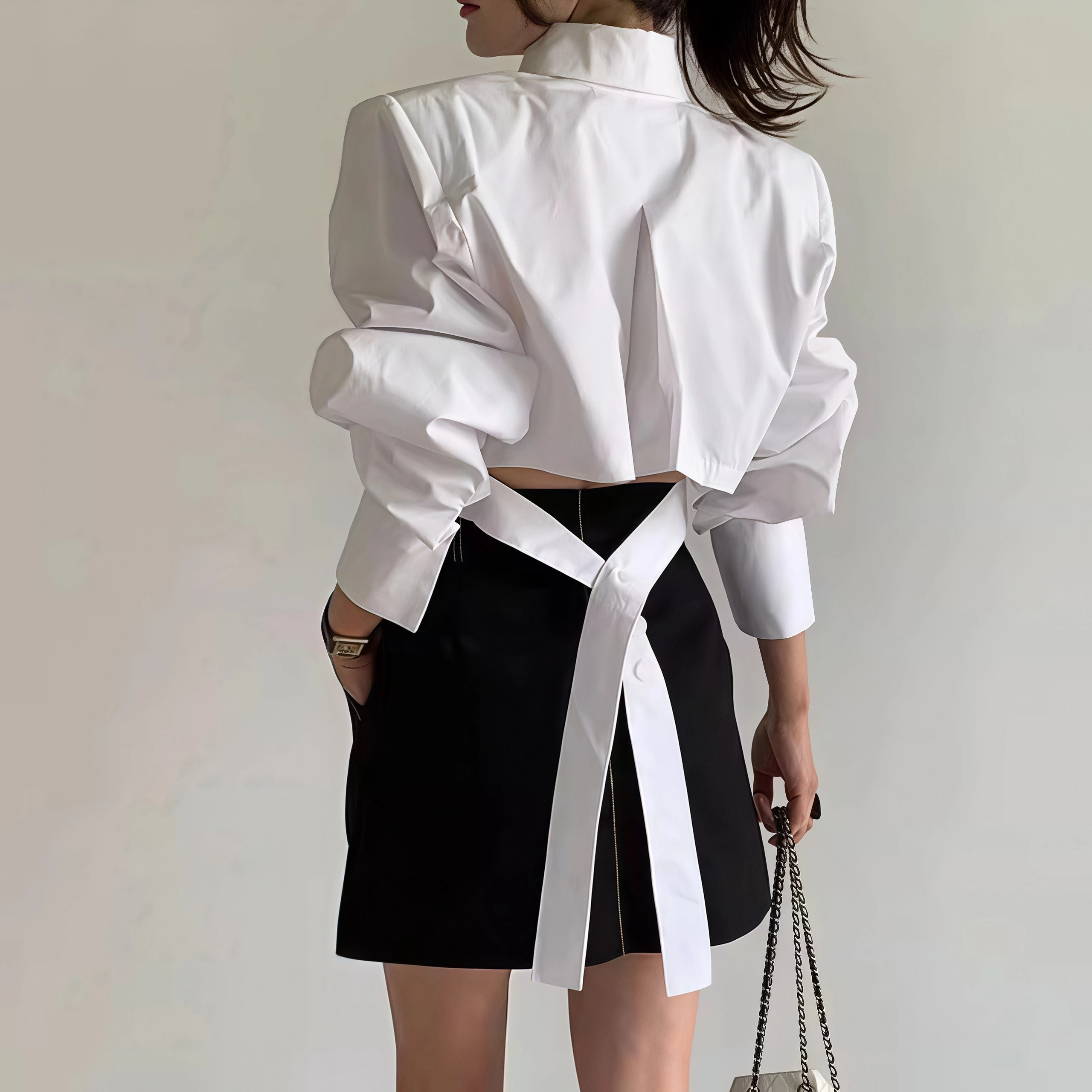 Damen-Bluse mit gepolsterten Schultern, kurz geschnitten, weiß, Reverskragen, Brusttasche, geraffte Langarmbluse, elegante kurze Oberteile für das Büro. – Detail 3