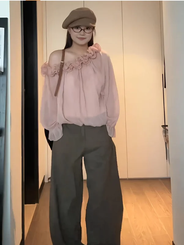 Jesienna bluzka plus size z trójwymiarowymi kwiatami, seksownym dekoltem typu slash neck, francuska, delikatna, z długim rękawem, różowa, odmładzająca bluzka dla dziewczyny.