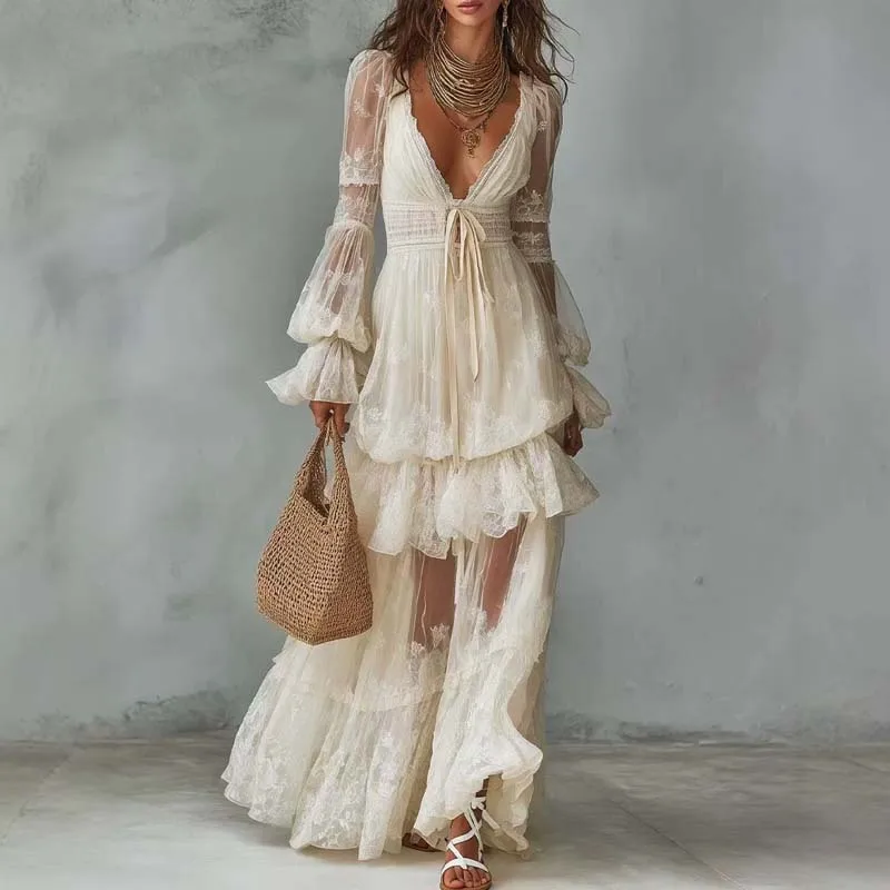 Boho Weißes Spitzen-Maxikleid mit tiefem V-Ausschnitt, ausgestellten langen Ärmeln, gestuften Rüschen und Netzstoff, langes Kleid für Hochzeit, Strand, Urlaub, Abendkleid für Damen