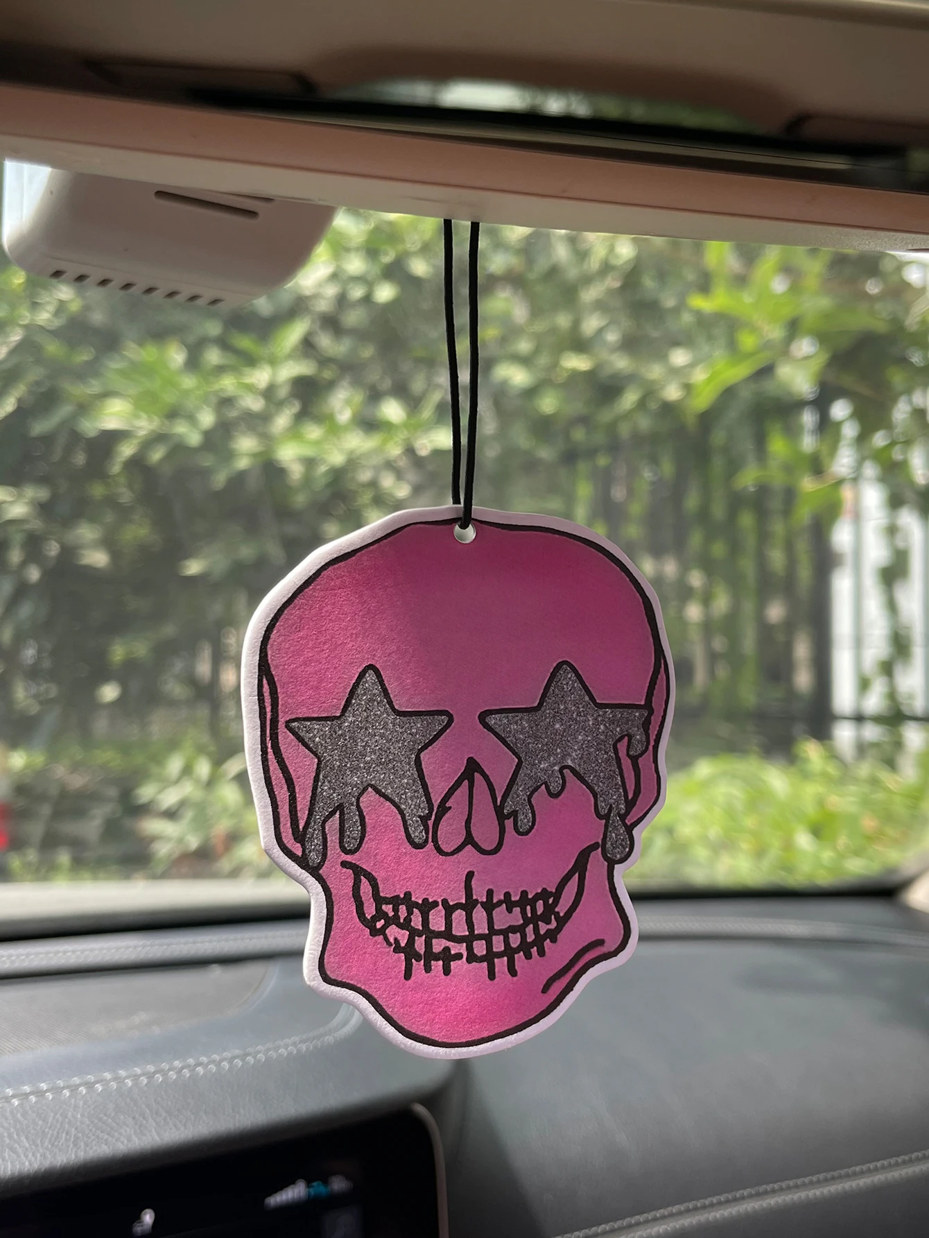 Skeleton/Hilton Fresh Scent Five-Star Neutral Car Perfume and Non-Toxic Air Freshener |   Natural Essential Oils and Aromatherapy Scent Tablets (Noroili/Grapefruit/Cedar) |   Hanging Type and Dual-Purpose with Vent Clip |   Long-Lasting Fragrance for 60-90 Days |   Deodorize and Purify the Air |   Suitable for Use in Cars, Homes, Wardrobes, and Bathrooms. |   Same Fragrance as the One Sold in the Store