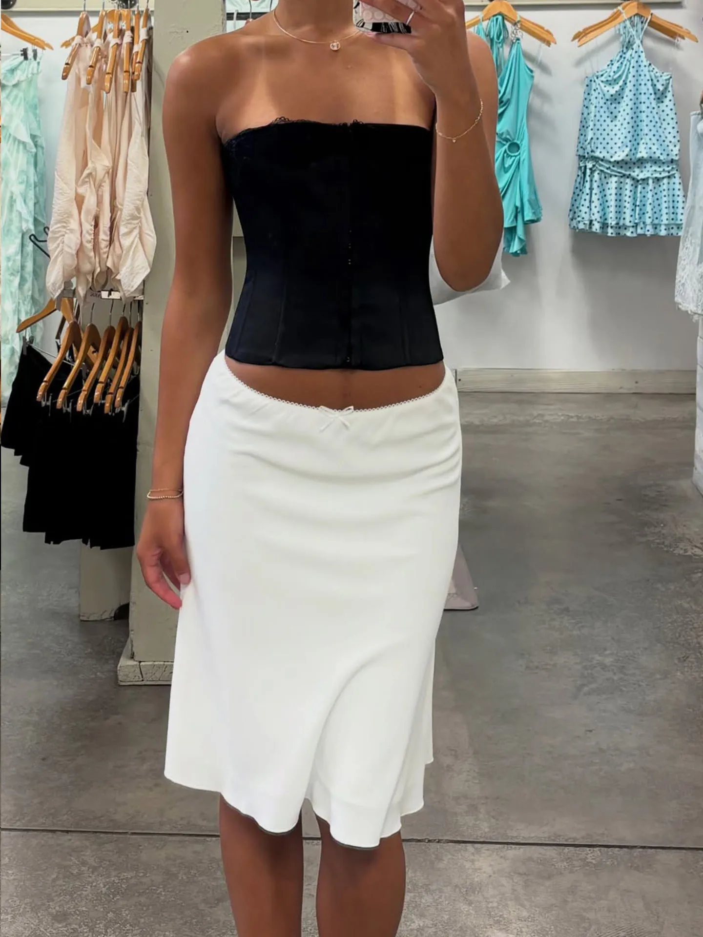 Guz High-Grade Lace A-Shaped Skirt Solid Color Minimalist Cleanfit Low Waist Slim Fit Design for Elegant Fashion