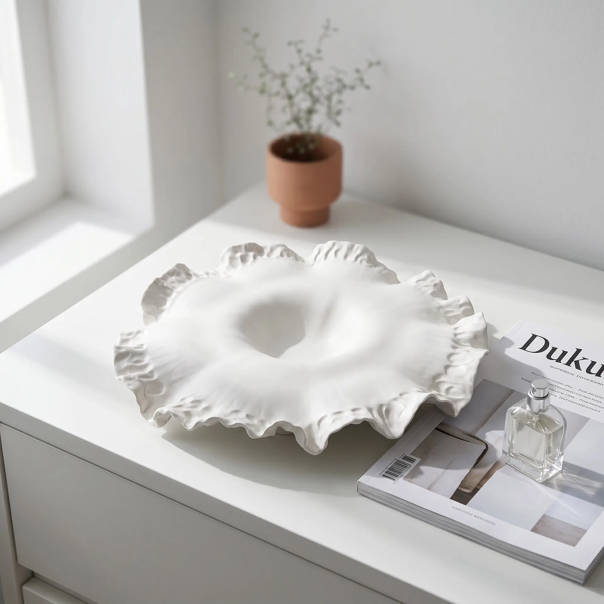 French lace flower ceramic decorative plate white petal edge shape high-end ornament