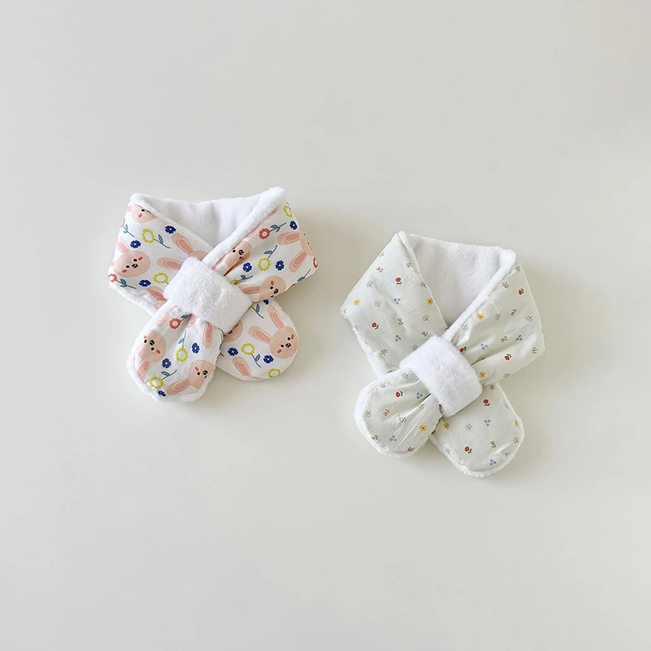 قفازات أطفال لطيفة ورائعة للشتاء الدافئ من زهور الكرز على شكل أرنب ناعمة وسميكة ومضادة للبرد قفازات متقاطعة للفتيات الصغيرات منديل للأطفال