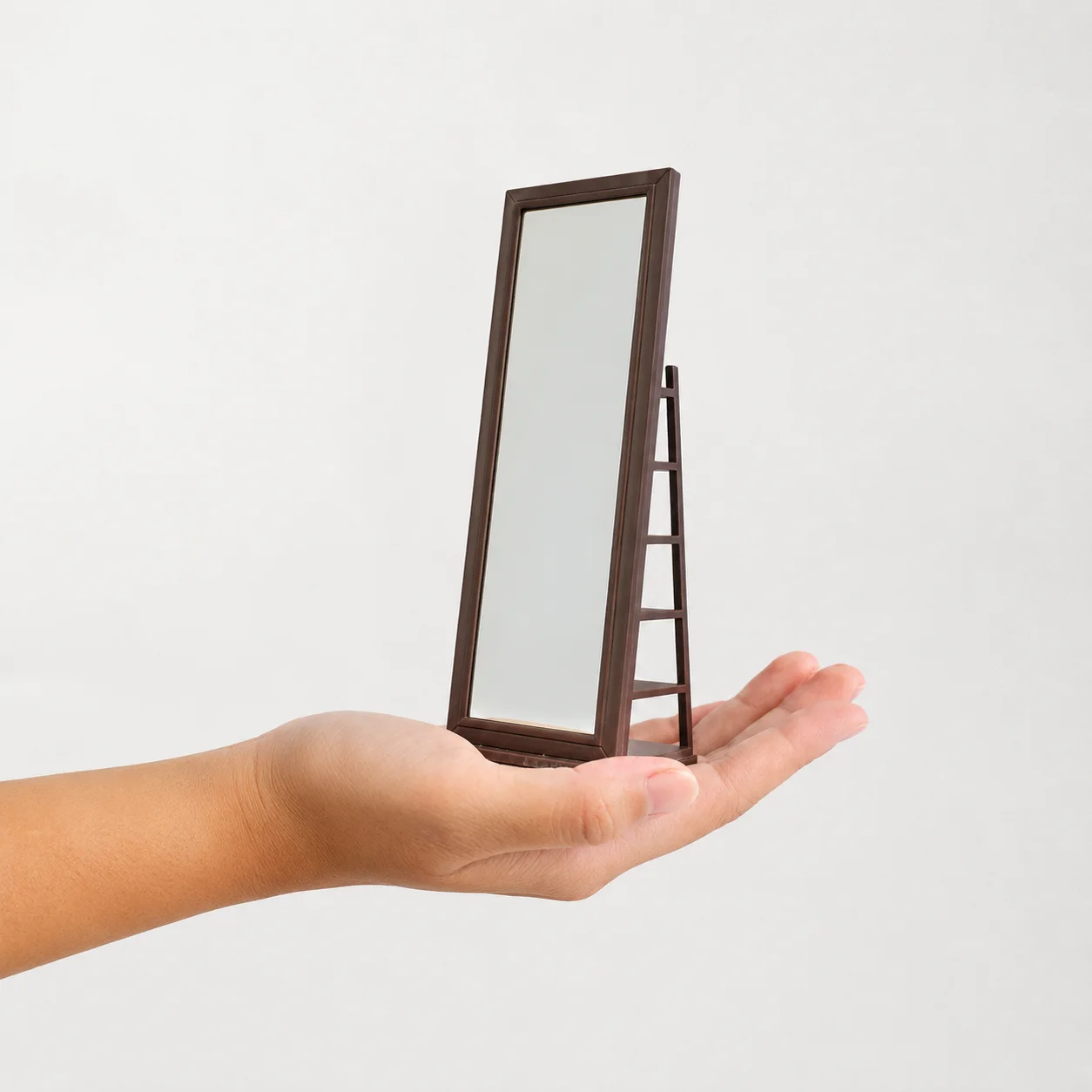 Dollhouse Furniture 1:12 Scale Miniature Full-Length Mirror, with Trapezoidal Shelf and Display Storage Function, 360-Degree Rotating Base Design, Modern Style Mini Mirror Furniture Suitable for Dollhouse Bedroom Decoration, Room Scene Setup, Collectible Ornaments, and Miniature Home Furnishings. Available in Two Colors, Suitable for Dollhouse Enthusiasts and Miniature Model Collectors.