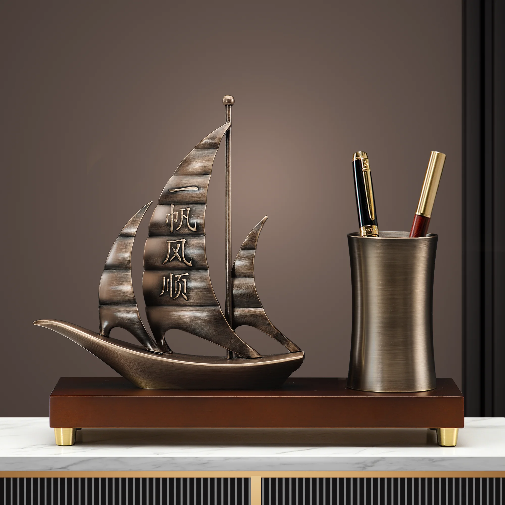 LMM smooth sailing sailing ornament light luxury high-end desk pen holder high-end sense