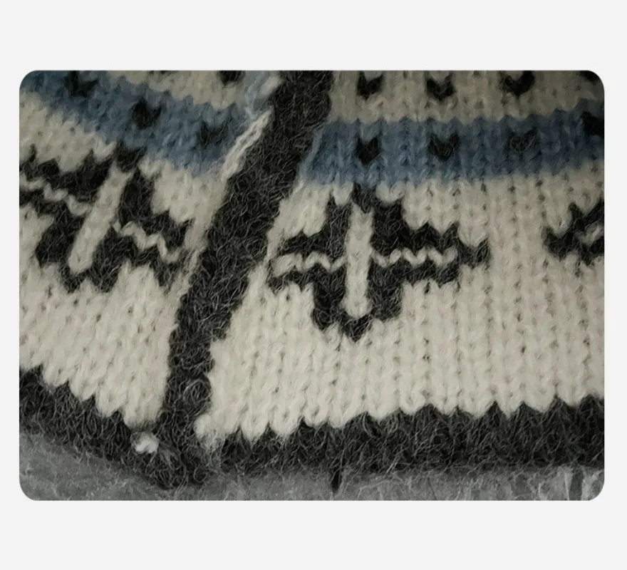 Japanische Fel Island Jacquard Pompon-Strickmütze für Damen, warme Wintermütze für Outdoor-Aktivitäten, Radfahren, Ohrenschutz, Bombermütze – Detail 7