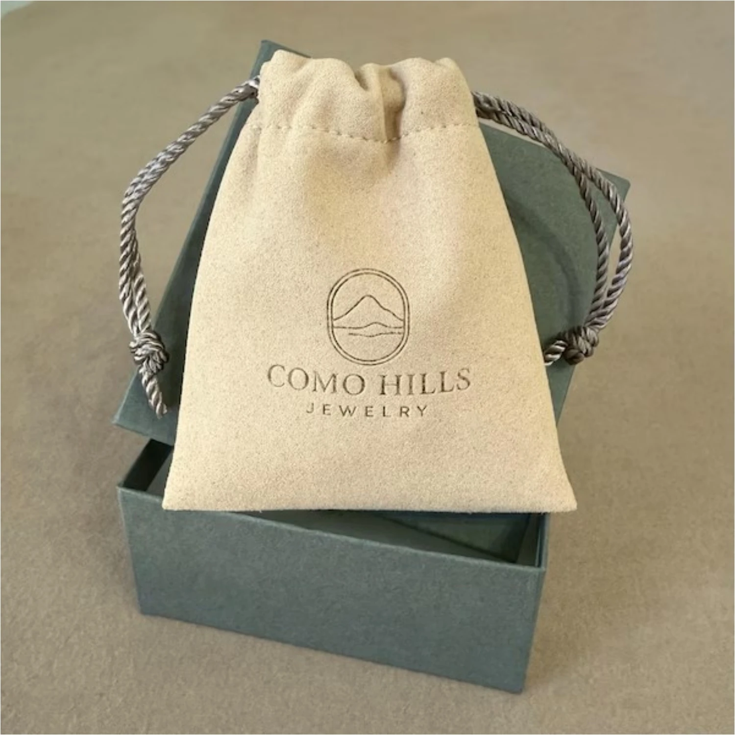 

Персонализированная фиолетовая шкатулка для драгоценностей из 20 шт. с мешочком из микрофибры: набор упаковки с логотипом