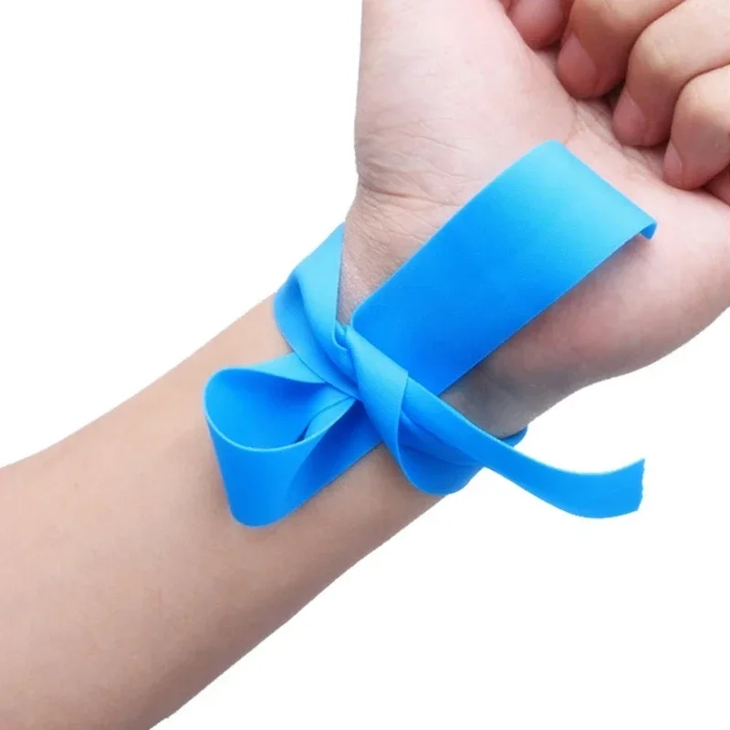 لفة واحدة من أربطة التورنيكيه القابلة للتصرف، مطاطية وخالية من اللاتكس، معدات طوارئ طبية للتخييم والبقاء - 2