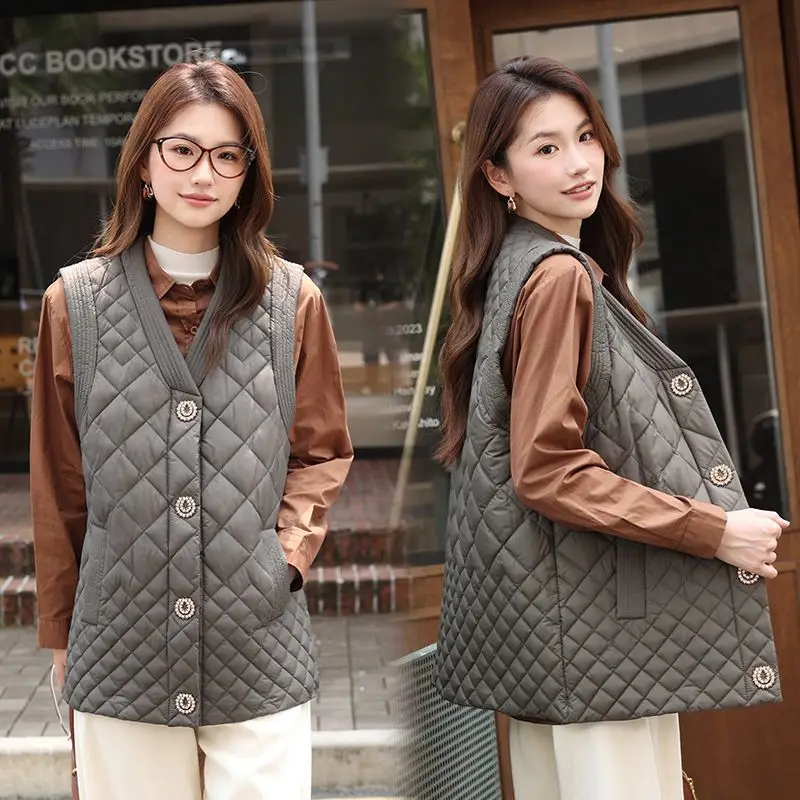 French Retro Small Gold Buckle V-Neck Knitted Vest for Women Loose Korean Versatile Autumn Winter Cotton Vest Fashion Coat TS513