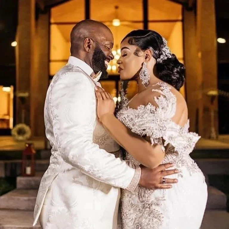 カスタマイズされたアラビア風アソエビプラスサイズアイボリーウェディングドレスクリスタルレースノースリーブティアードチュール豪華な花嫁衣装ドレス