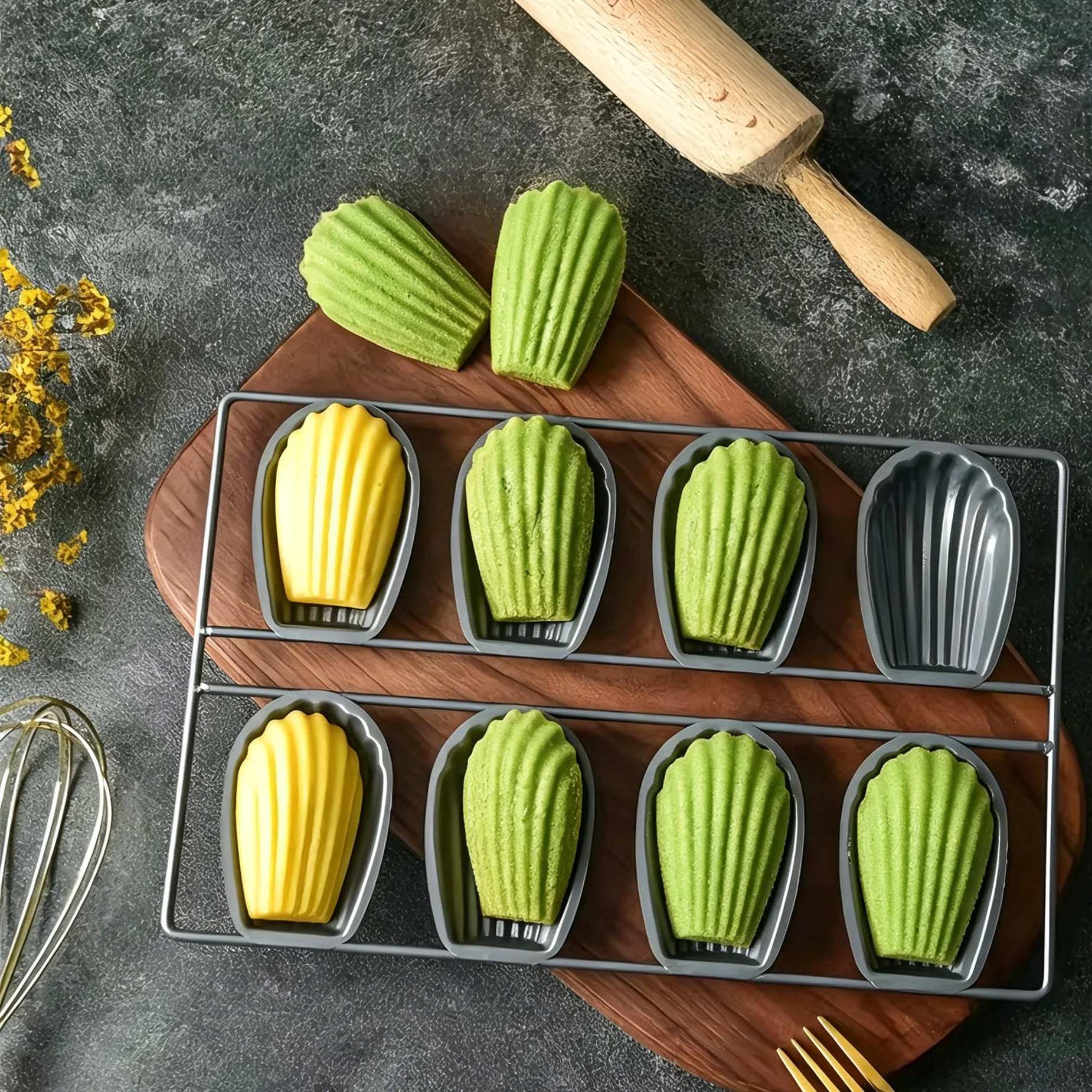 Kitchen Oven Baking Pans - قالب كيك مادلين معدني بـ 8